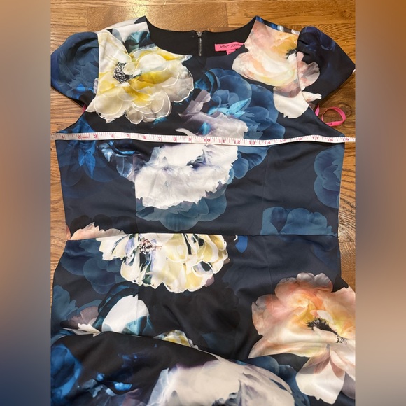 Betsy Johnson. Black Magnolia Sheath Dress. Size 12. - Picture 9 of 9